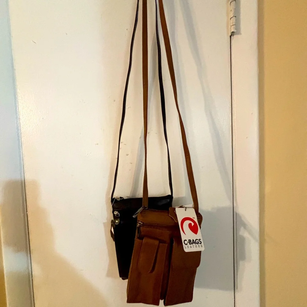 Perfect for theme parks or other outings. Many pockets and zipper compartments. - Picture 1 of 2